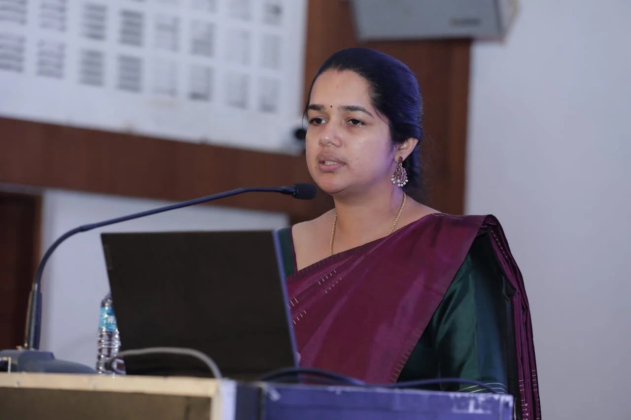 Dr. Anjana J S - Consultant Gynecological Oncologist presenting at medical conference